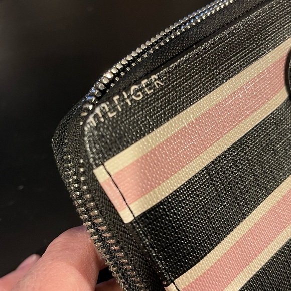 Tommy Hilfiger Wallet! - Picture 4 of 5